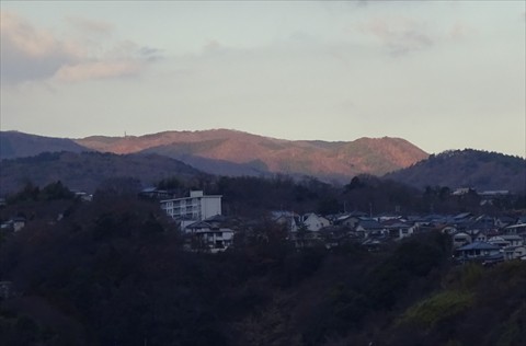 151231朝日を浴びる西の山_R